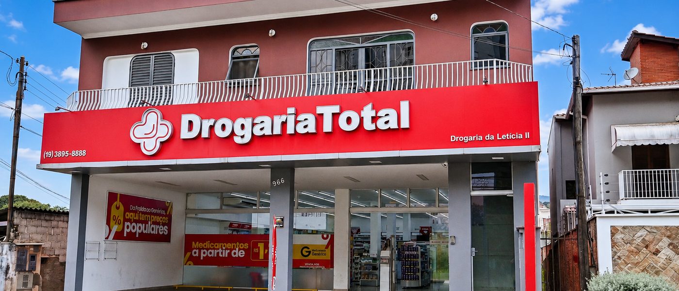 Fachada da Unidade XV de Agosto, com letreiro vermelho da Drogaria Total